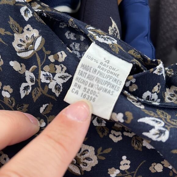 1990s Vintage Liz Claiborne Navy Floral Blouse Size 4 - Picture 5 of 6